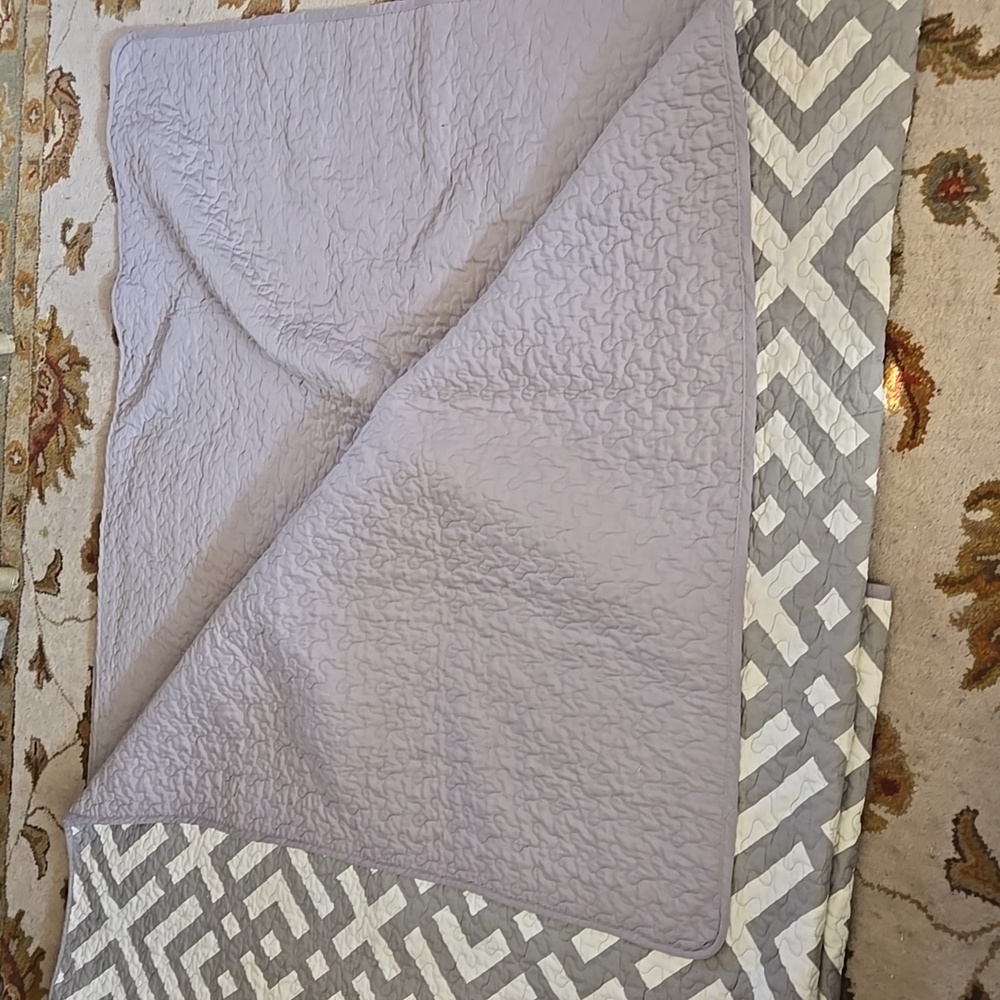 Queen Size Adrienne Vittadini Reversalable Grey geometric design bedspread/quilt - Picture 6 of 6